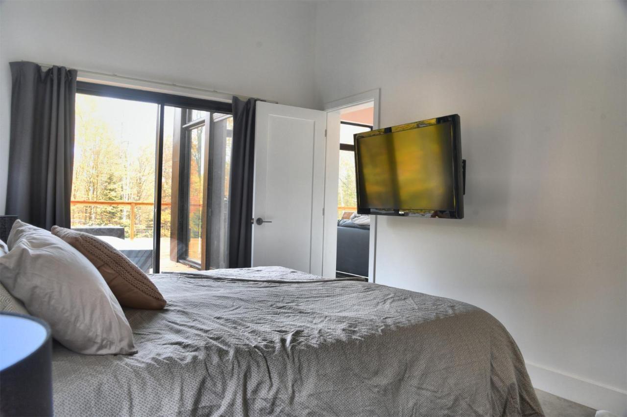 Kallm-Mont-Tremblant Chalet With Hot Tub, Pond & Beach On Private 7Acre Estate Lac-Superieur 외부 사진